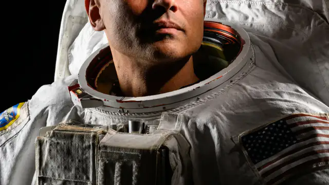 Retrato del astronauta Anil Menon con traje espacial en el Centro Espacial Johnson de la NASA en Houston, Texas