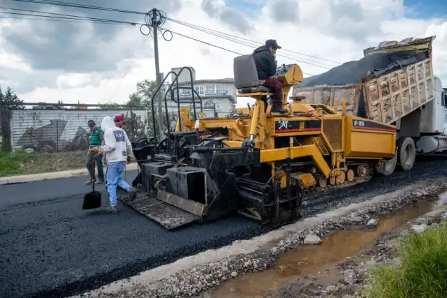 Trabajos de pavimentación en el Camino al Tejocote, en el norte de Toluca