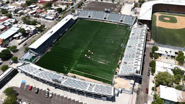 Vista del Estadio Guaycura durante trabajos de mantenimiento