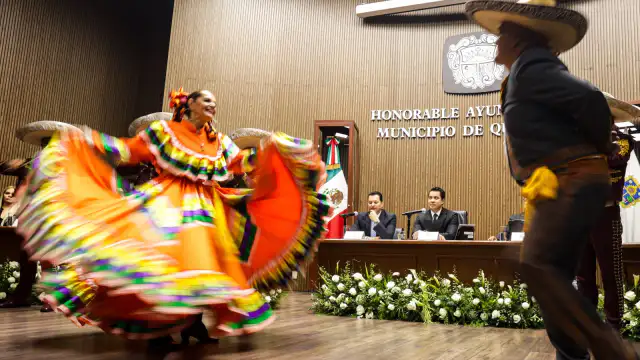 Sesión solemne de Cabildo en Querétaro con entrega de preseas