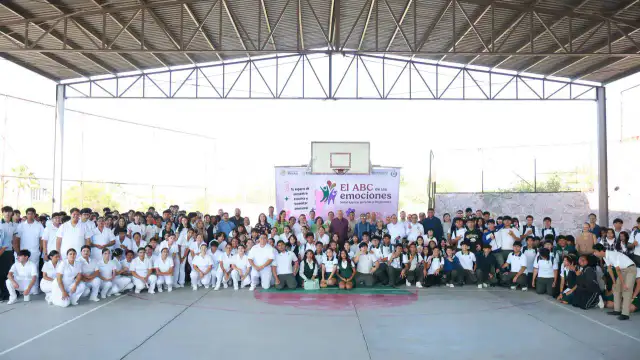 Estudiantes y autoridades durante la presentación de un programa escolar en La Paz