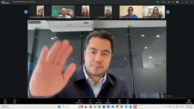 Sesión de Cabildo del Ayuntamiento de Querétaro, con regidores discutiendo acuerdos de uso de suelo.