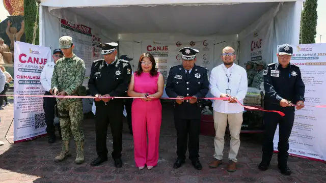 Personas en el módulo de canje de armas en Chimalhuacán