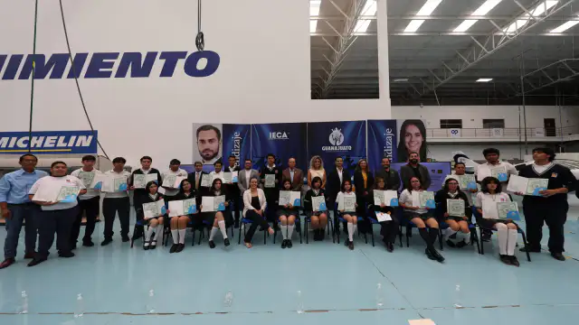 Jóvenes en un taller de capacitación técnica en Guanajuato