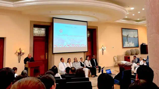 Personal de salud durante una capacitación en un aula