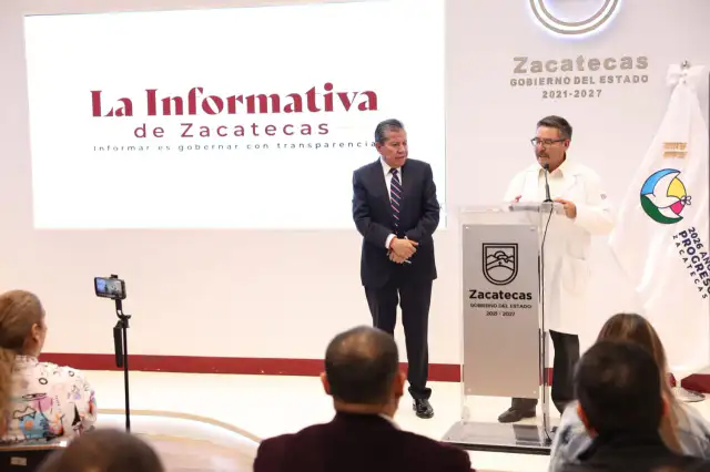 Unidades médicas móviles instaladas en la plaza principal de un municipio zacatecano