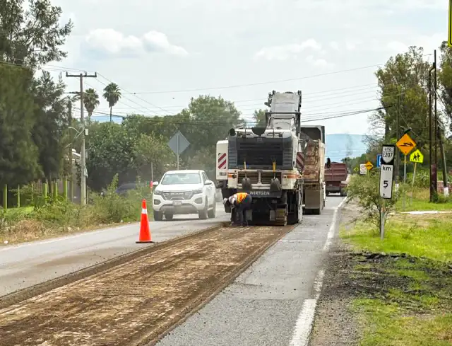 Tramo carretero en conservación con maquinaria y señalamiento en Guanajuato