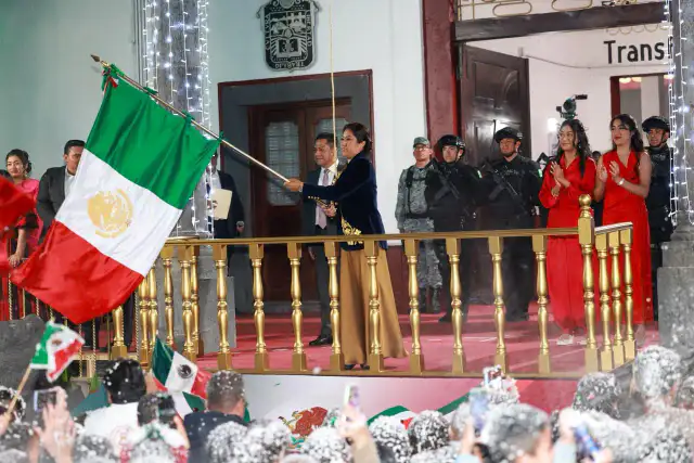 Asistentes a la ceremonia del Grito de Independencia en la plaza principal de Chimalhuacán