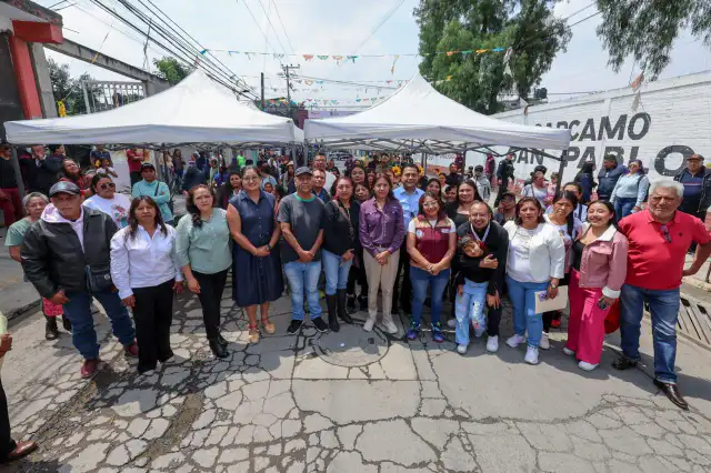 Autoridades y vecinos durante el banderazo de obra en la avenida Unión de Chimalhuacán