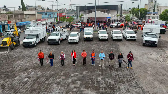 Entrega de vehículos municipales en explanada del C4 de Chimalhuacán