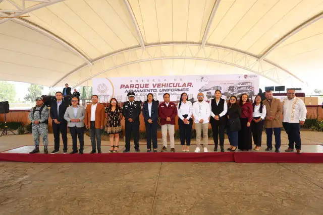 Patrullas nuevas estacionadas durante la ceremonia de entrega en Chimalhuacán