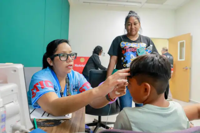 Niños y acompañantes durante valoración médica en hospital de Monterrey