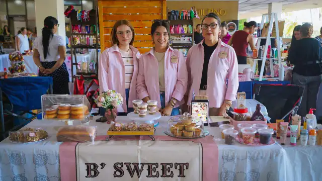 Emprendedores en el Bazar Escala MX en la explanada de Palacio de Gobierno en Culiacán