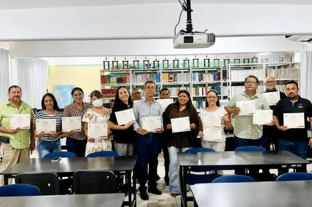 Personas en una sesión del programa educativo en un aula