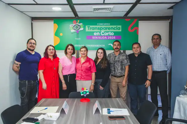 Jóvenes participan en un taller de video sobre transparencia