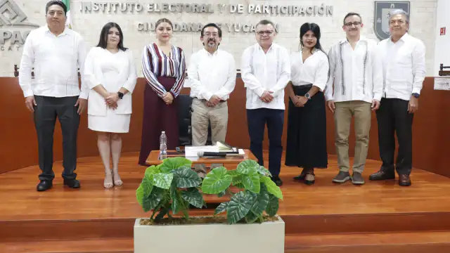 Consejero Arturo Chávez durante conferencia en el IEPAC Yucatán