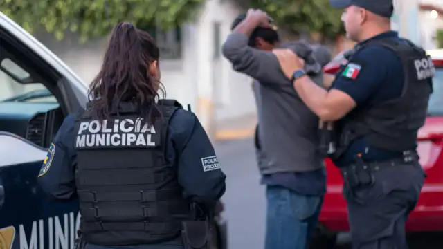 Patrulla de policía municipal en calle de Querétaro