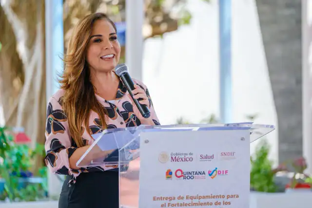 Autoridades estatales durante la entrega de mobiliario en un centro comunitario DIF-Pilares