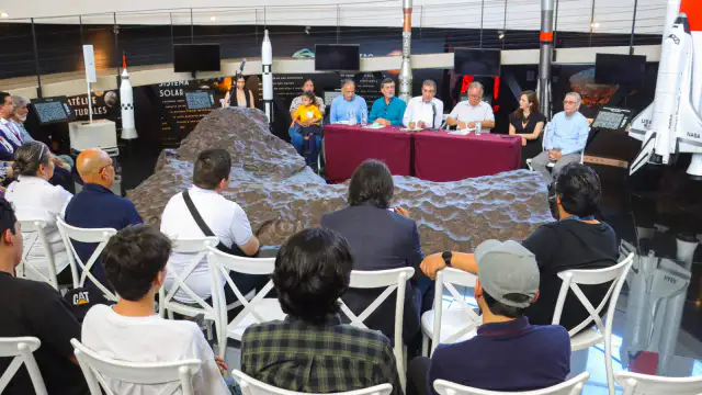 Entrega de fósiles de madera petrificada en el Centro de Ciencias de Sinaloa