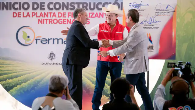 Mujeres recibiendo apoyos del programa Tarjeta Madre en Durango
