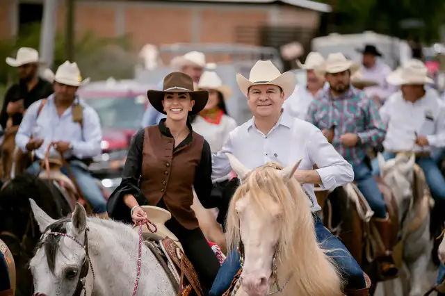Jinetes a caballo durante la Cabalgata Villista en Durango