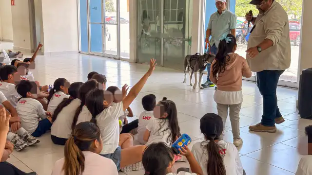 Niños participando en taller de cuidado de mascotas en la UAT de Reynosa