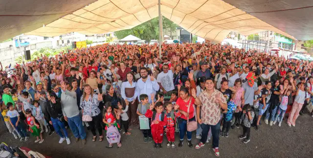 Entrega de mochilas y útiles escolares en Naucalpan