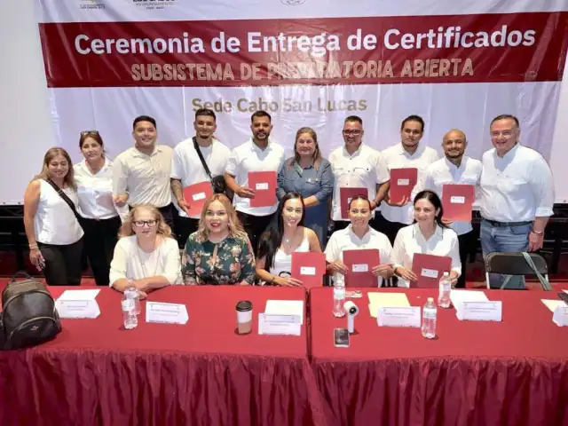 Entrega de certificados de preparatoria abierta a egresados en Cabo San Lucas