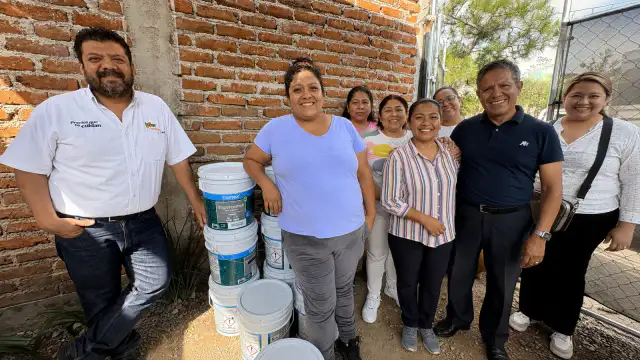 Mujeres del Comité de la Gente Nuevo Puerta Dorada recibiendo impermeabilizantes en León
