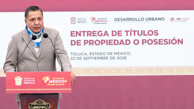 Personas reunidas durante la entrega de títulos de propiedad en Toluca