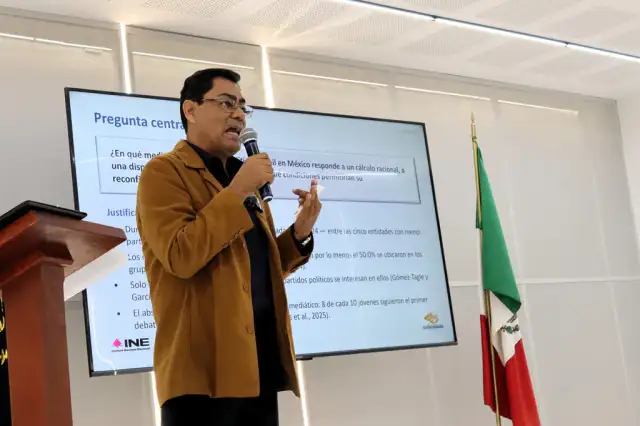 Auditorio universitario durante la presentación de un estudio sobre participación juvenil