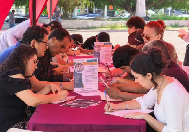 Personas buscadoras de empleo durante una feria laboral en un auditorio