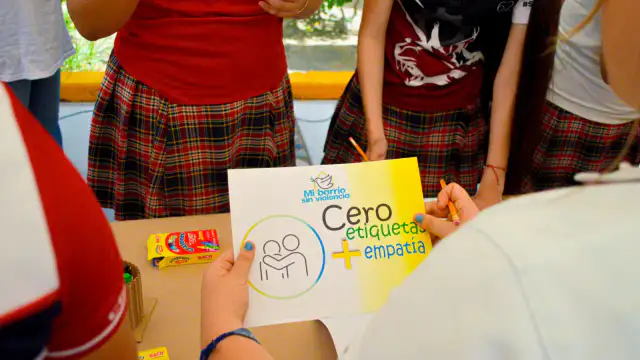 Estudiantes de bachillerato durante una jornada de orientación y prevención en La Paz