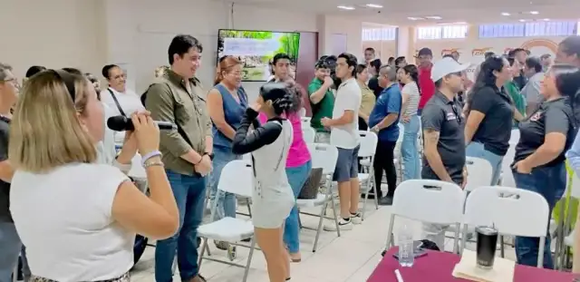 Jóvenes participan en taller de salud mental