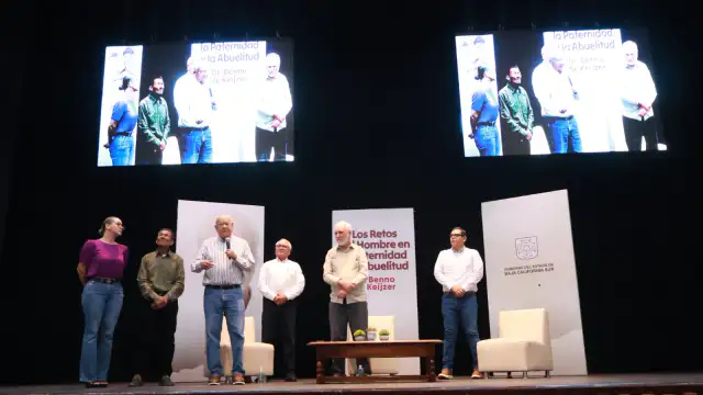 Gobernador de Baja California Sur durante conferencia sobre paternidad y abuelitud