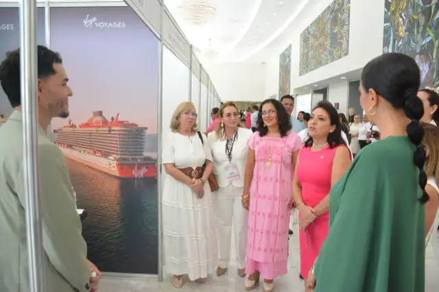Mujeres asistentes a un congreso de turismo en Zihuatanejo, Guerrero