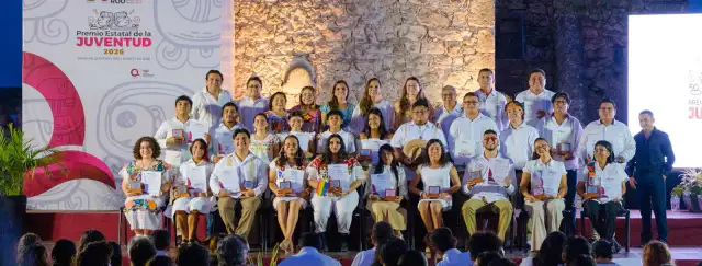 Jóvenes galardonados en el Fuerte de San Felipe de Bacalar durante la ceremonia