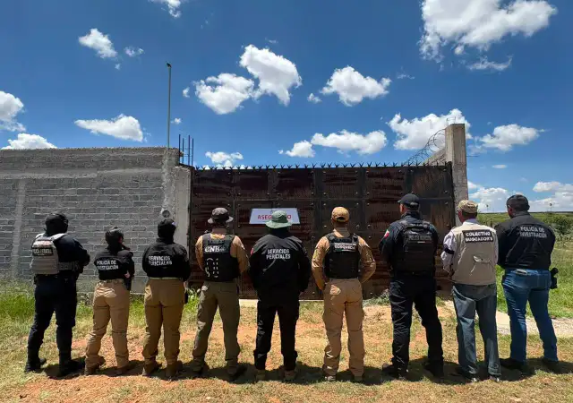 Equipo forense y familiares en campo de búsqueda en Trancoso, Zacatecas
