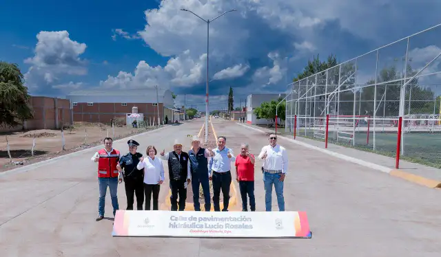 Autoridades y vecinos durante la entrega de obras y patrullas en Guadalupe Victoria, Durango