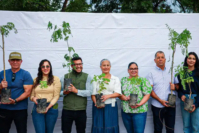 Autoridades plantan árboles durante el inicio del Jardín Botánico en Guamúchil
