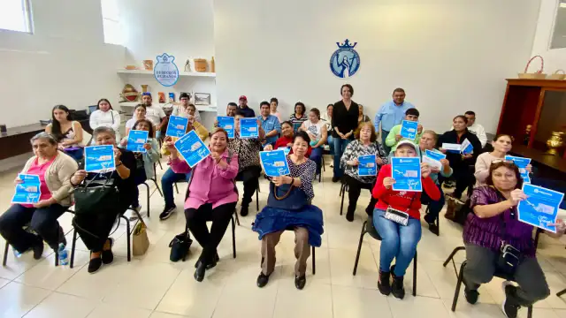 Familias guanajuatenses durante la entrega de documentos para trámite de pensión estadounidense