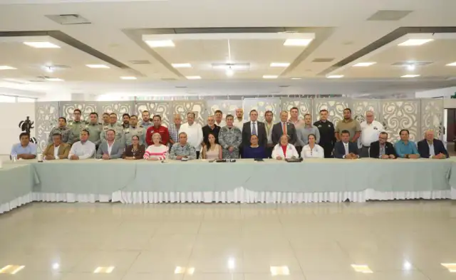 Reunión de autoridades y transportistas en mesa de trabajo sobre seguridad carretera