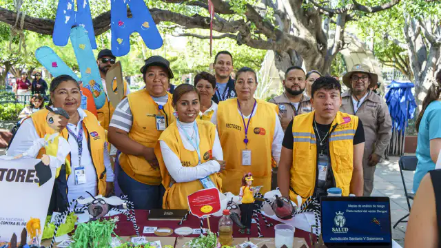 Escolares y personal de salud durante una jornada de prevención del dengue en una escuela