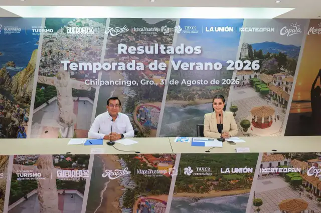 Turistas en playa de Acapulco durante temporada vacacional
