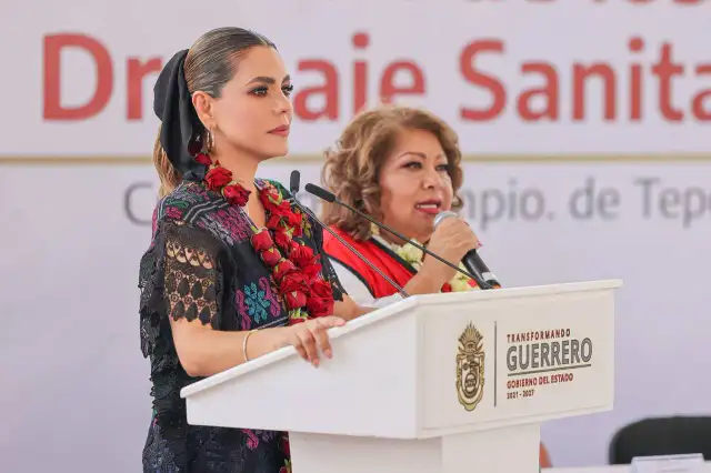 Autoridades durante la inauguración de obras hidráulicas en Tepecoacuilco, Guerrero