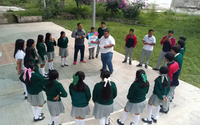 Estudiantes de secundaria durante una lectura compartida en un salón de clases