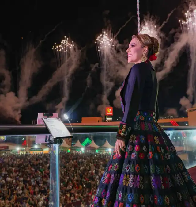 Personas reunidas en una plaza pública durante los festejos patrios en Guerrero