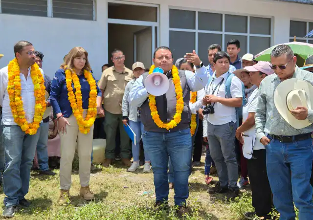 Recorrido por el predio donde se construirá el hospital en Atlixtac