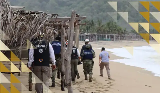 Personal de emergencia y vehículos durante un operativo por huracán en la costa del Pacífico
