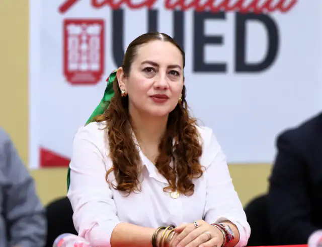 Personas formadas en un módulo de atención ciudadana del INE en Durango